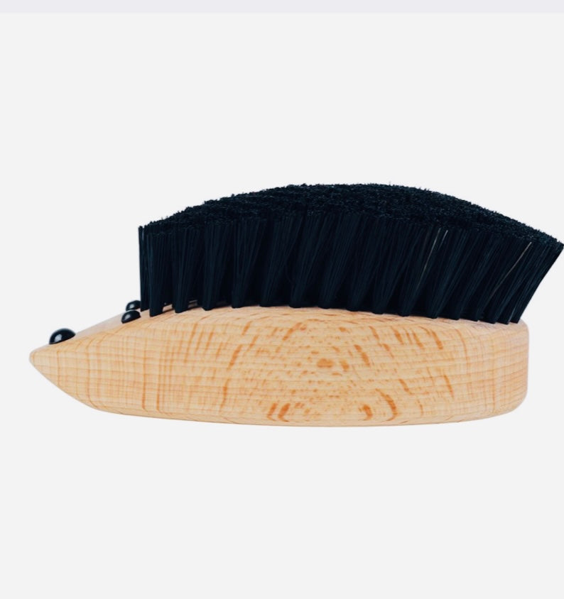 CLOTHES BRUSH